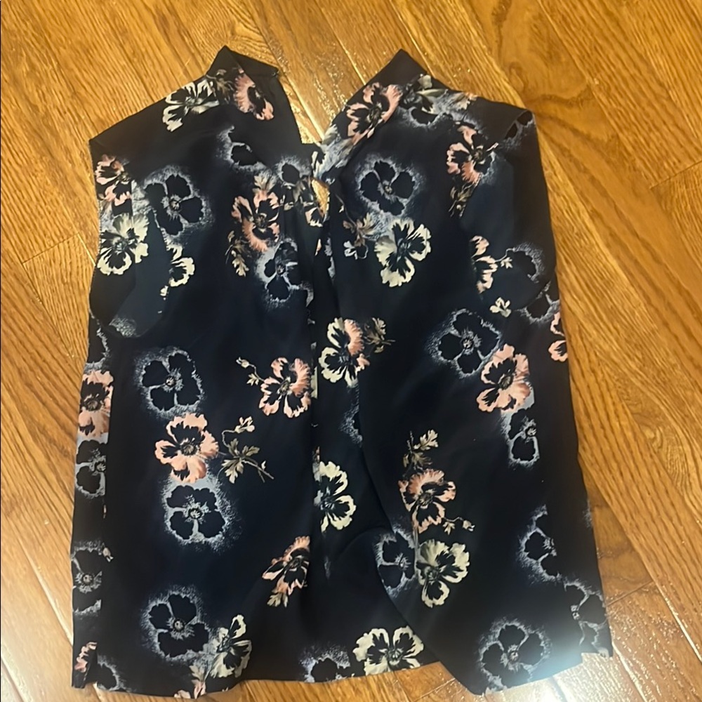 Rebecca Taylor
Size 00
Floral blouse
100% silk